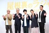 「屋根裏のラジャー」製作報告会見にて、左から百瀬義行、イッセー尾形、寺田心、安藤サクラ、西村義明。
