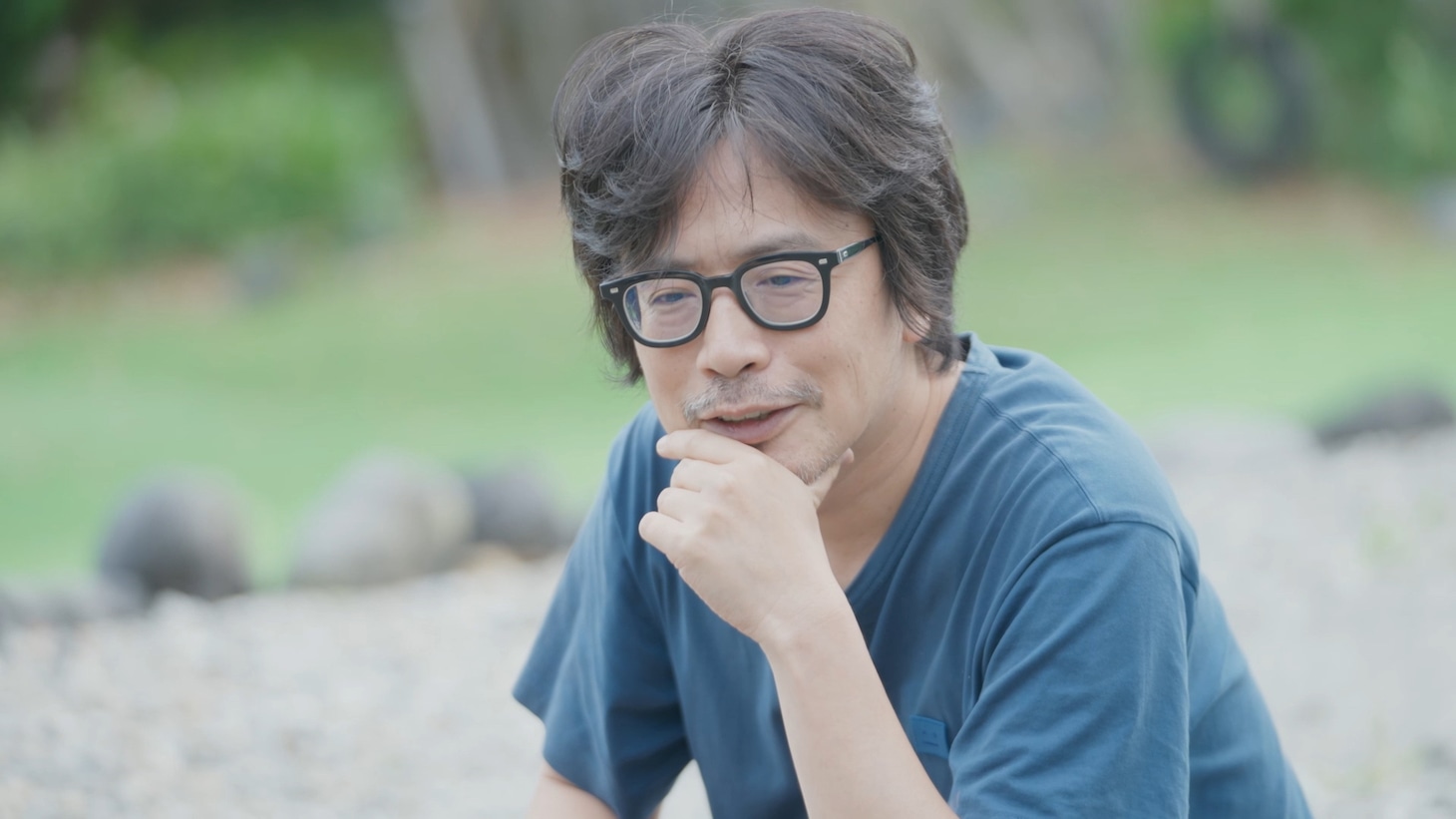 「くるりのえいが」場面写真より、岸田繁。