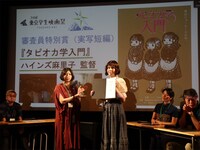 ハインズ麻里子（右）