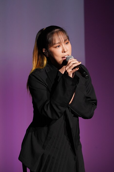 主題歌「Life Goes On」の歌唱パフォーマンスを行ったAI。