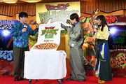 マンホールサイズのピザが登場し驚く佐藤二朗(左)、宮世琉弥(中央)、齊藤京子(右)。