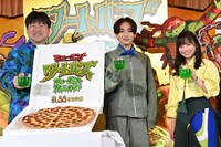 「ミュータント・タートルズ：ミュータント・パニック！」日本語吹替版完成報告会見イベントの様子。左から佐藤二朗、宮世琉弥、齊藤京子。