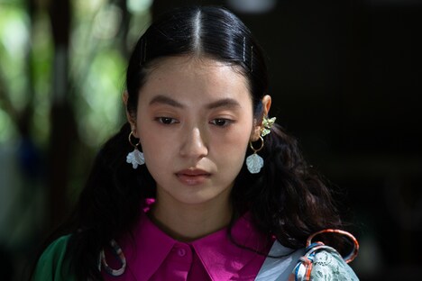 田辺桃子演じるマナ。