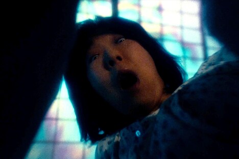 「ミンナのウタ」より、違和感を抱き、布団の中をのぞいて驚くさなの母。