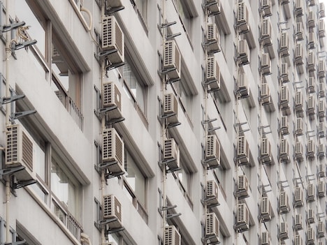 「日常の絶景 知ってる街の、知らない見方」より、室外機。（撮影：八馬智）