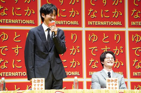 左から松坂桃李、岡田将生。