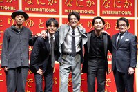 映画「ゆとりですがなにか インターナショナル」完成報告会見の様子。左から宮藤官九郎、松坂桃李、岡田将生、柳楽優弥、水田伸生。