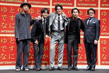 左から宮藤官九郎、松坂桃李、岡田将生、柳楽優弥、水田伸生。