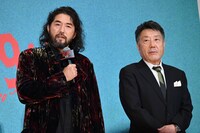 左から吉原光夫、原田眞人。