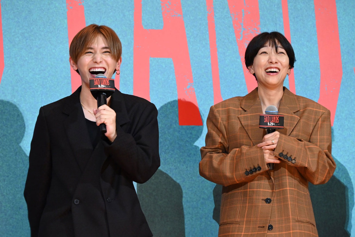「BAD LANDS バッド・ランズ」完成披露試写会にて、左から山田涼介、安藤サクラ。