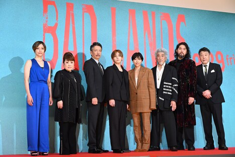 左からサリngROCK、天童よしみ、生瀬勝久、山田涼介、安藤サクラ、宇崎竜童、吉原光夫、原田眞人。