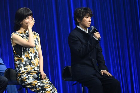 笑いをこらえる水川あさみ（左）、冗談を飛ばすユースケ・サンタマリア（右）。