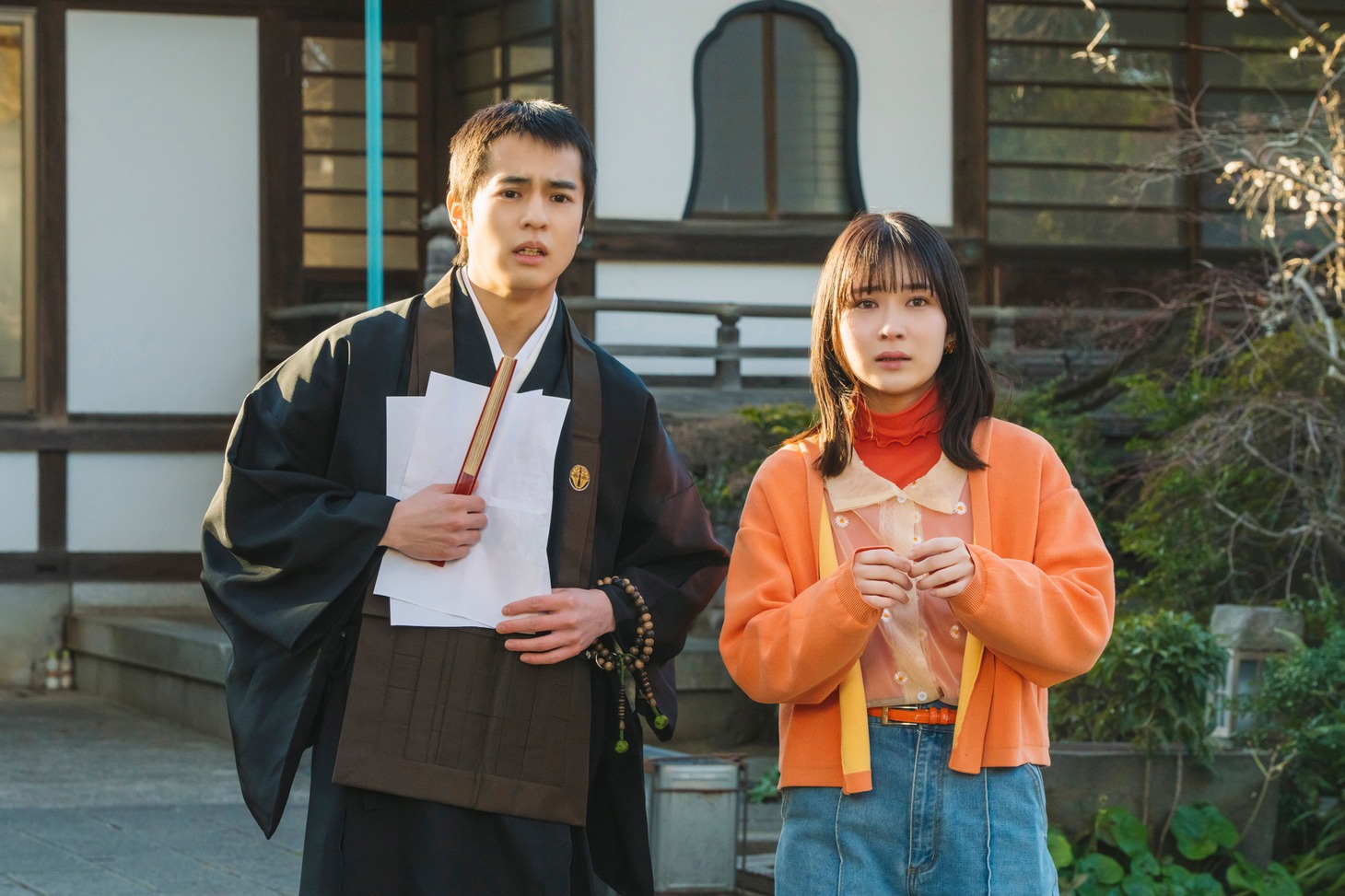 ドラマ「女子高生、僧になる。」より、左から奥野壮演じる磯野柊、畑芽育演じる下白石麦。