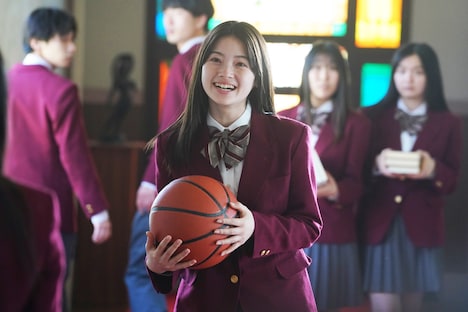 坂巻洋子の高校生時代を演じた南琴奈。