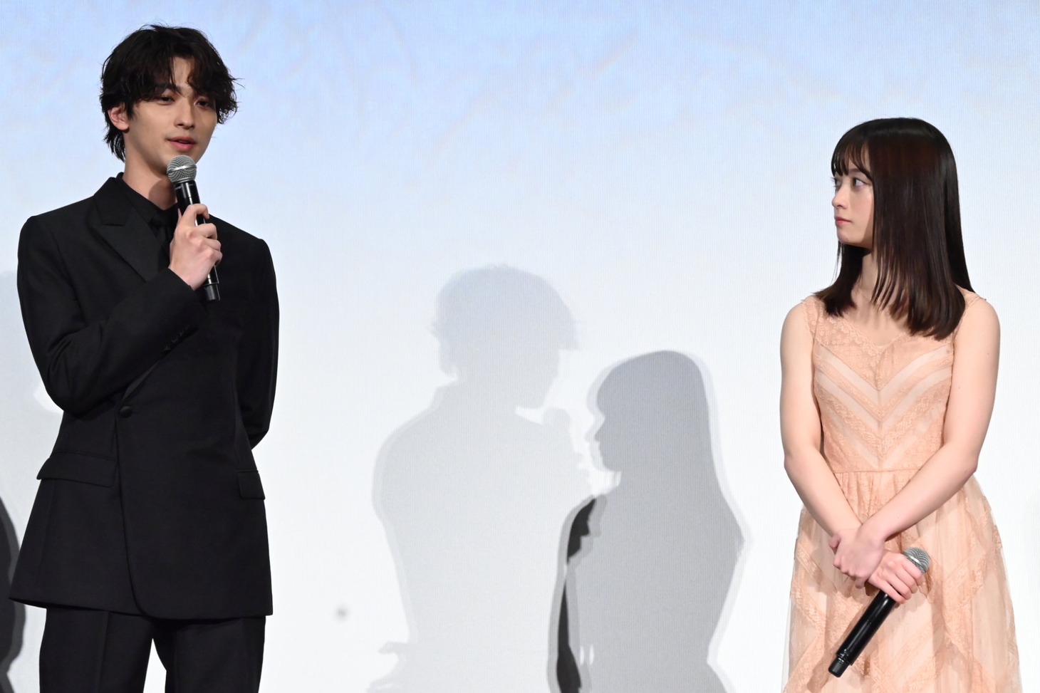 左から横浜流星、橋本環奈。