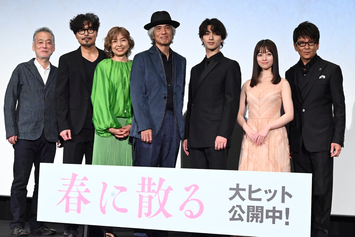映画「春に散る」初日舞台挨拶の様子。左から瀬々敬久、小澤征悦、山口智子、佐藤浩市、横浜流星、橋本環奈、哀川翔。