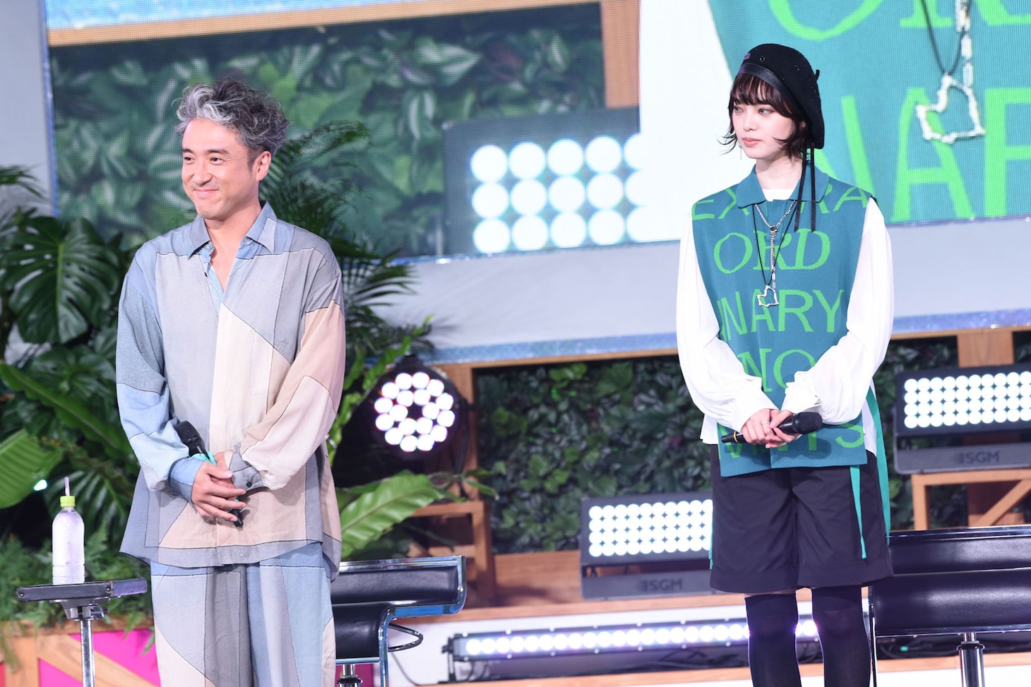 左からムロツヨシ、平手友梨奈。