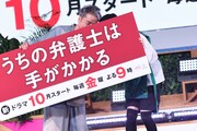 平手友梨奈(右)に耳打ちするムロツヨシ(左)。