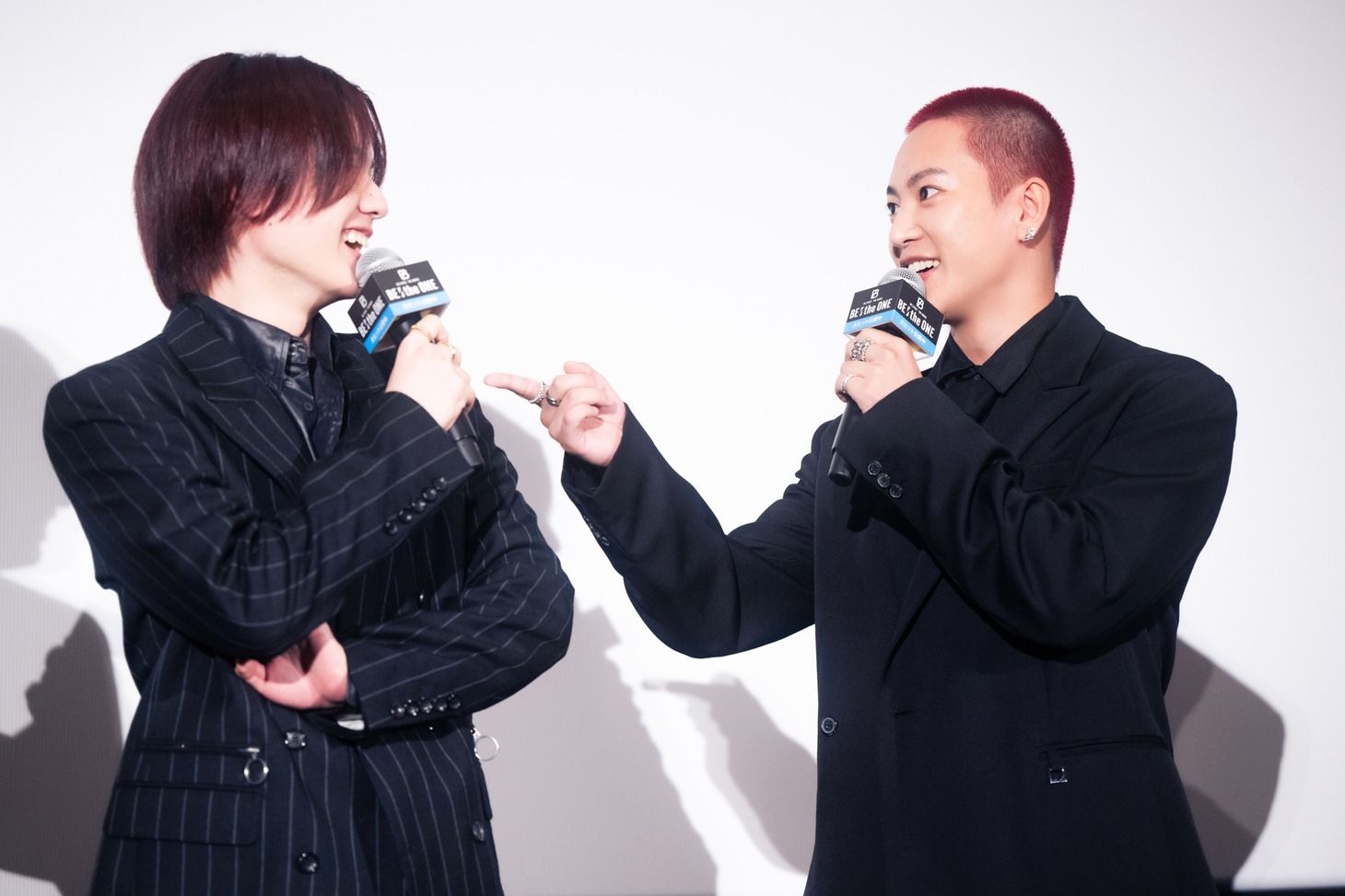 「せーの」で質問に答えるも、コメントがそろわなかったMANATO（左）とRYOKI（右）。(c)田中聖太郎