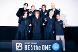 「BE:the ONE」初日舞台挨拶の様子。集合写真はLEOの提案で“しっかり（かっこいい）”と“明るい”の2パターンが撮影された。この写真は、登壇者たちが思い思いのポーズを取った“明るい”パターン。(c)田中聖太郎