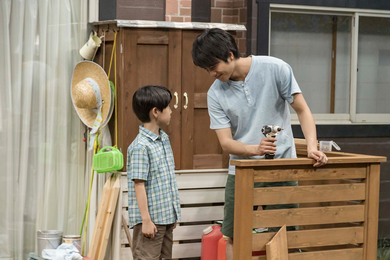 「禁じられた遊び」重岡大毅と正垣湊都の親子ショットが解禁、合間にチャンバラごっこ