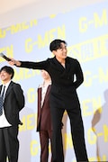 観客にコールアンドレスポンスを求める竜星涼。