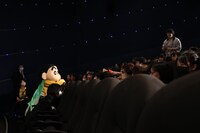 客席から登場する野原しんのすけ（画面左）。