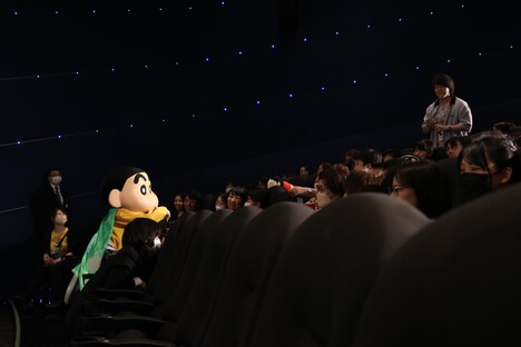 客席から登場する野原しんのすけ（画面左）。