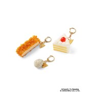 左上から時計回りに、サンプル工房 × BEAMS JAPAN 別注キーホルダー とんかつ（税込1760円）、サンプル工房 × BEAMS JAPAN 別注キーホルダー ショートケーキ（税込2200円）、サンプル工房 × BEAMS JAPAN 別注キーホルダー 雀の卵（税込1430円）。