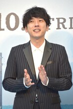 共演者たちを拍手で迎える二宮和也。