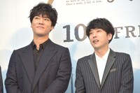 こっそり話をしていた二宮和也（右）と桐谷健太（左）。