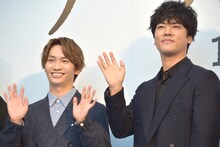 左から藤原丈一郎、桐谷健太。