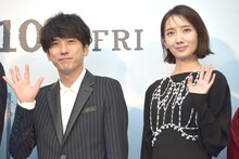 左から二宮和也、波瑠。