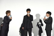 桐谷健太（中央）を間に挟み、靴ひもを結んだ・結んでいない問題で意見をぶつけ合う二宮和也（右）と藤原丈一郎（左）。