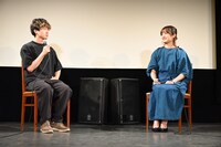 左から加藤拓也、門脇麦。