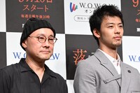 左から内田英治、竹内涼真。
