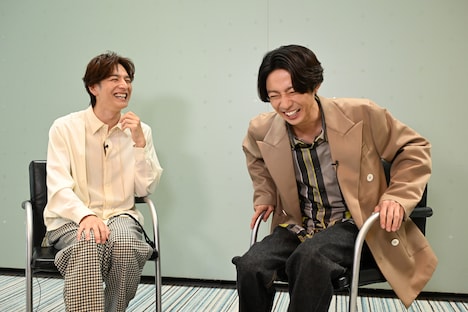 談笑する生田斗真（左）と相葉雅紀（右）。