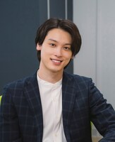 長谷川柚輝役の松本大輝。