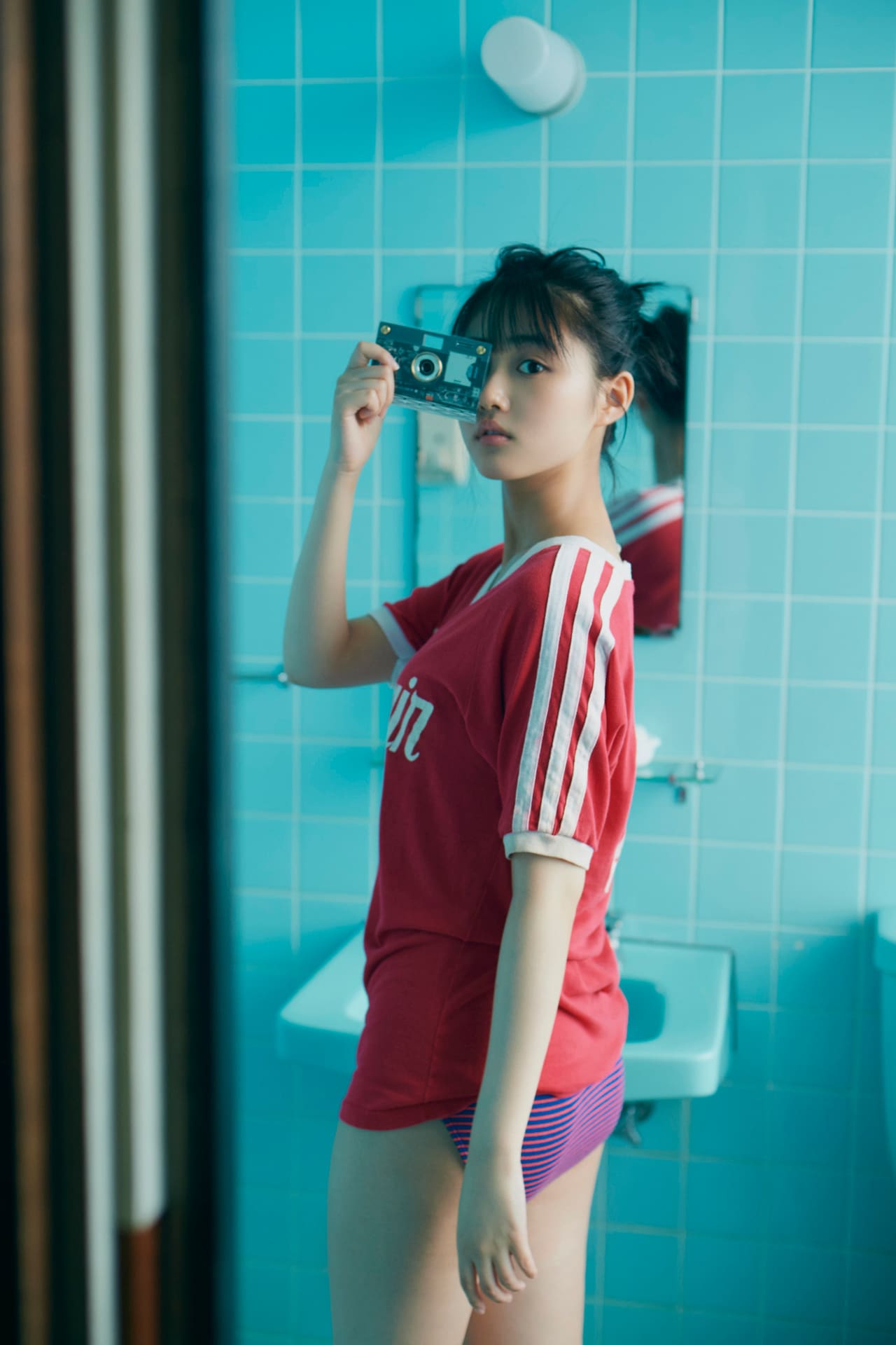 原菜乃華1st写真集 はなのいろ」より。(c)KADOKAWA／写真：三瓶康友