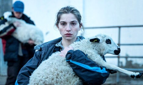 「理想郷」場面写真