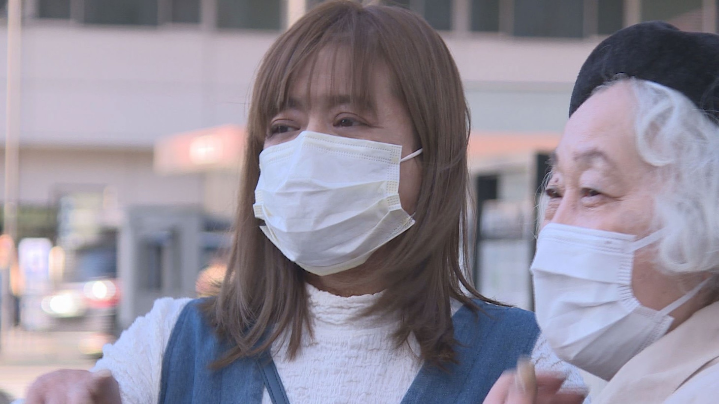 新あすの会・岡本真寿美氏（左）。
