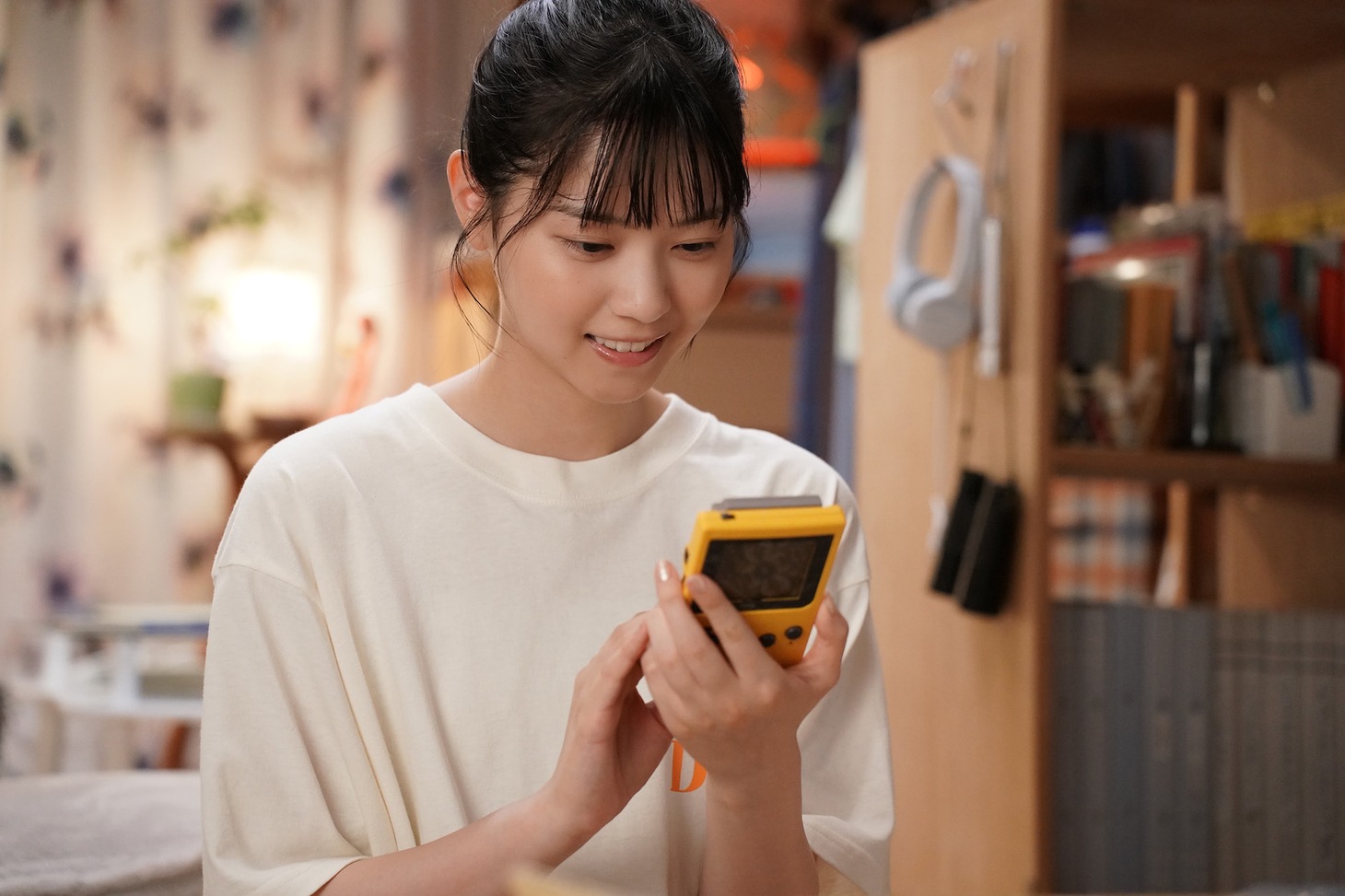 西野七瀬演じる赤城まどか。