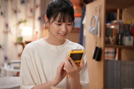 西野七瀬演じる赤城まどか。