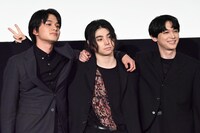 「東京リベンジャーズ2 血のハロウィン編 -決戦-」ファイナルラン舞台挨拶の様子。左から北村匠海、村上虹郎、吉沢亮。