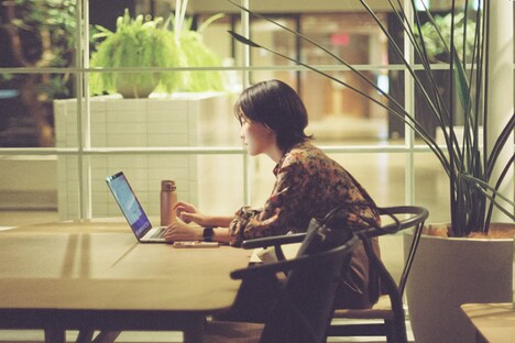 道田里羽演じる深山はるか。