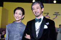 左から鈴木保奈美、滝藤賢一。