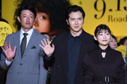 左から筒井道隆、尾上松也、伊藤沙莉。