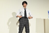 変身ポーズを披露する本島純政。