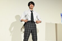 変身ポーズを披露する本島純政。