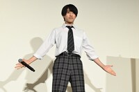 変身ポーズを披露する本島純政。